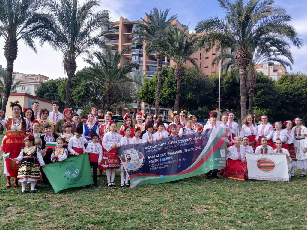 Alumnos, familias y profesores de la Escuela Búlgara Hristo Botev con trajes tradicionales